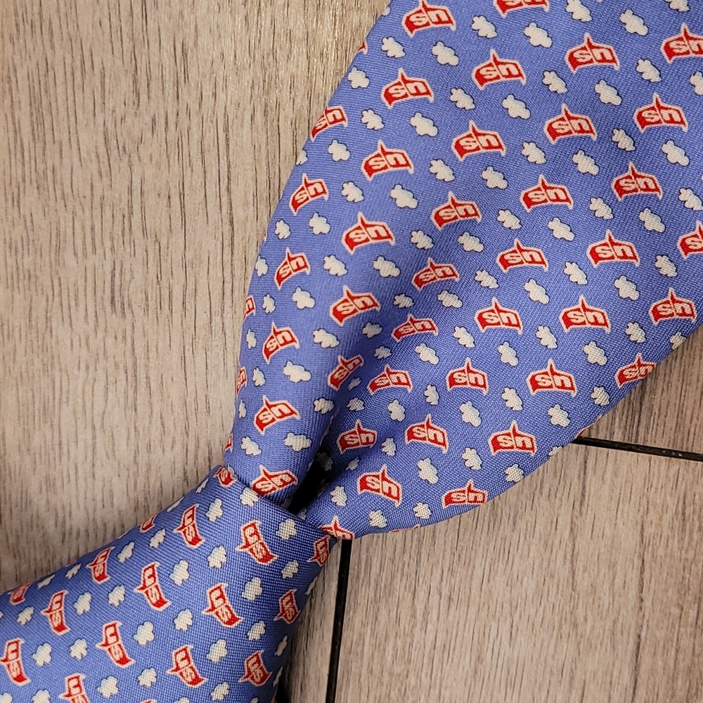 VINEYARD VINES Blue Red Whimsical Clouds US BANK Logo Pattern Mens Silk Tie